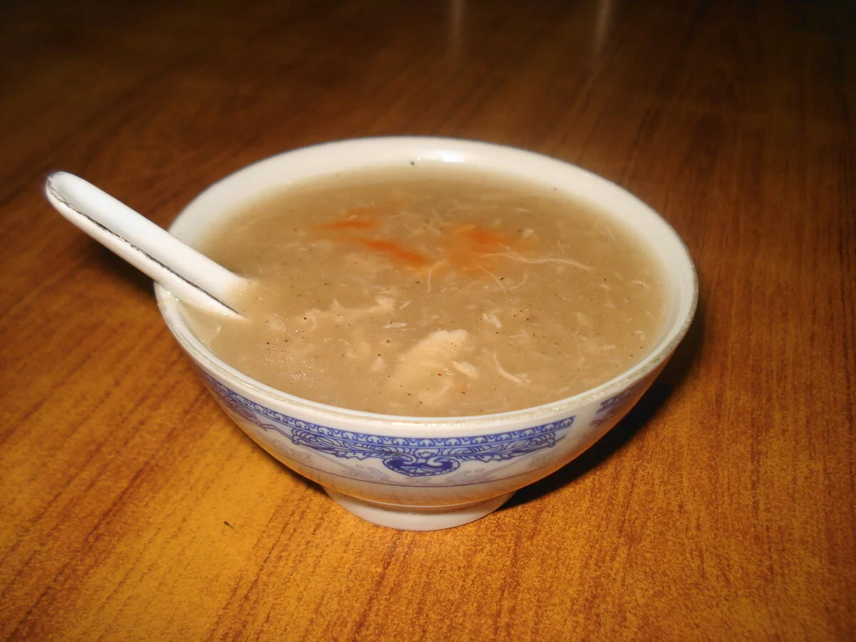 Caldo de frango com legumes e gengibre