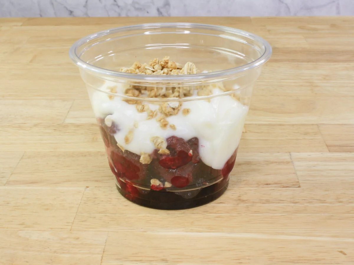 Copinho de iogurte com frutas vermelhas e chia