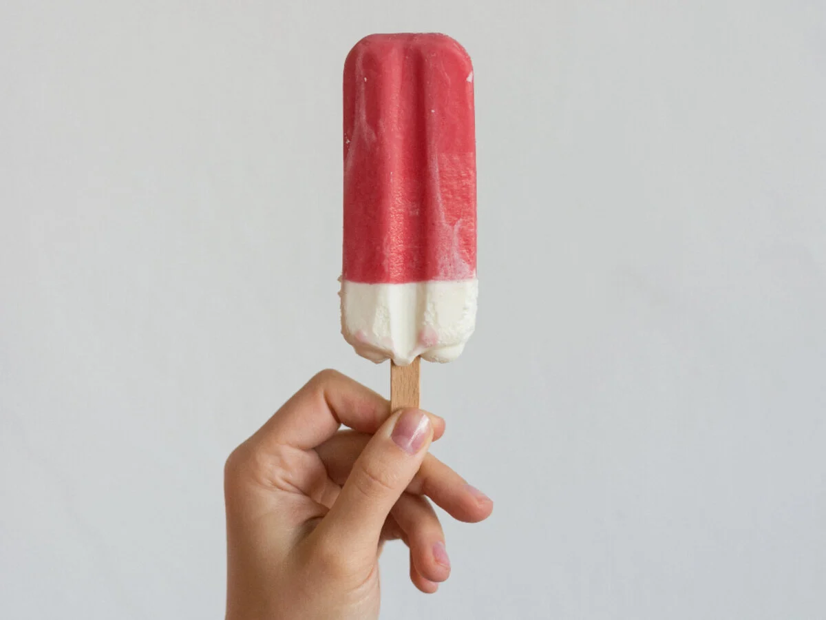 Picolé de iogurte com morango