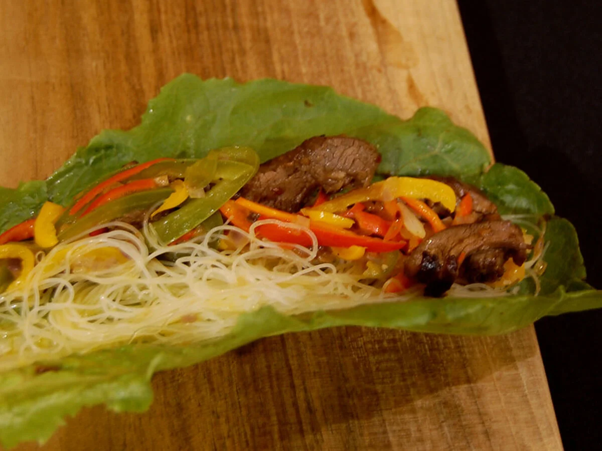 Wrap de alface com atum